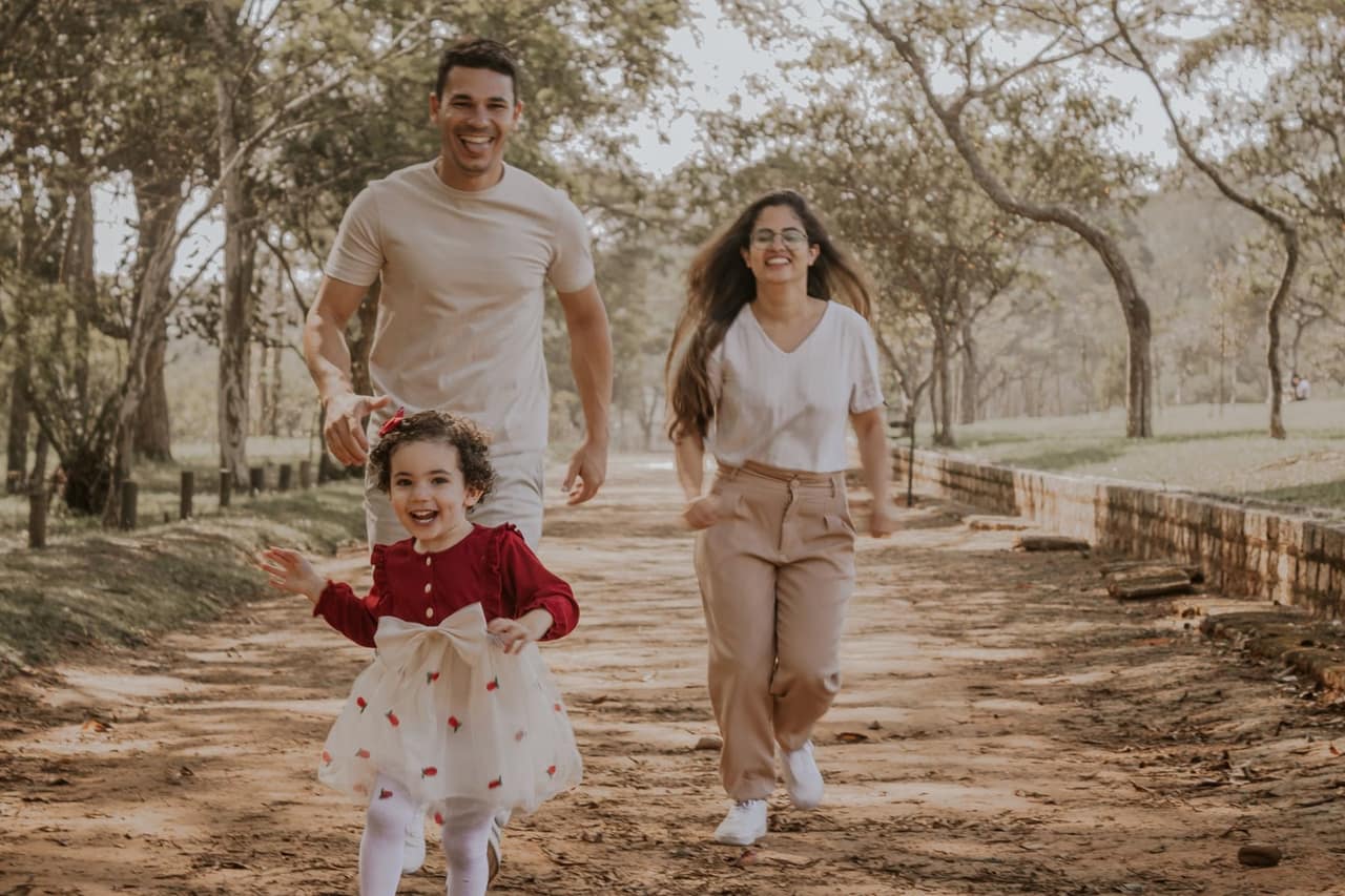 Familia colombiana sonriente en la cocina